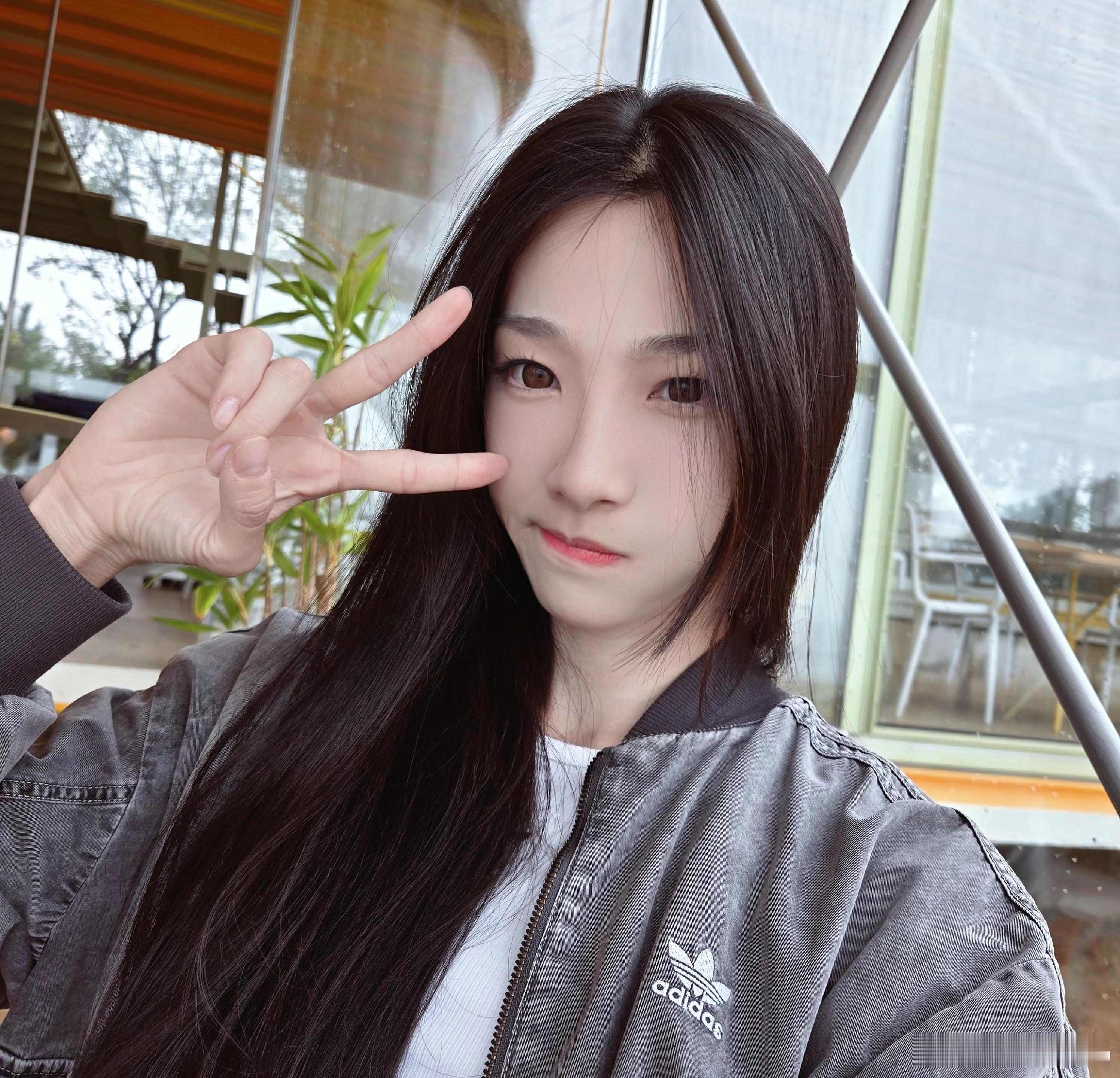 当我拿朋友的手机自拍PS:想染个头发了……有啥建议哈哈哈哈哈[无聊][无聊] ​