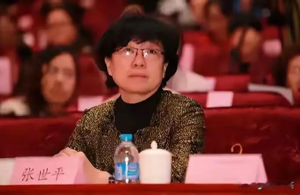 她从西城区汽车场的普通修理工材料工做起，最终官至部级。
在全国妇联深耕29年，虽