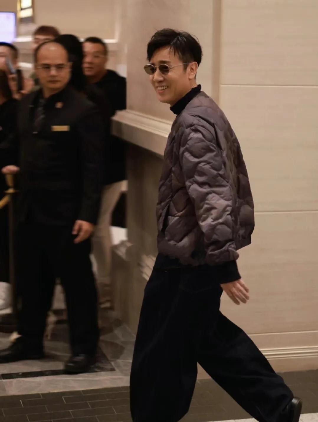 于和伟大爷最近好时尚啊，[大笑]强烈建议想改善着装的大爷们参考于和伟，轻松休闲不