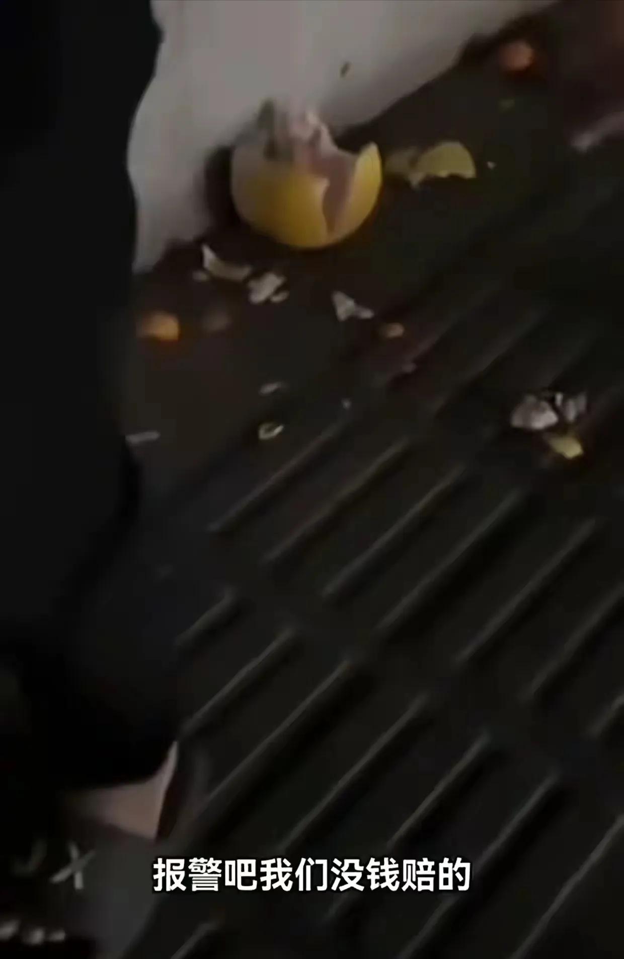 “我就吃了，你能怎么办？要钱反正没有！”广东一女子去超市买了一个柚子，随后把柚子