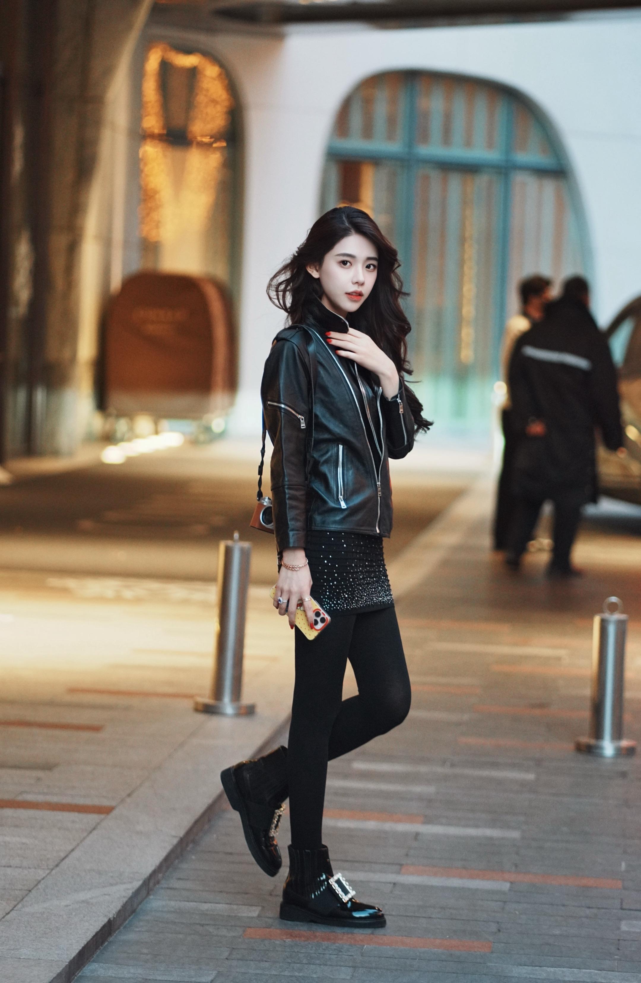 偷感很重的站姐照