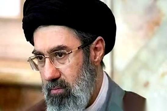 伊朗最高领袖“静音”了。
不是人不见了，是声音和画面被彻底掐断了。现在的德黑兰传