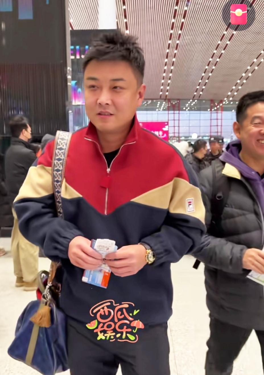 精神抖擞的王皓教练带队出发亚洲杯，
蒯曼、陈幸同同色系上衣显眼，
王曼昱、林诗栋