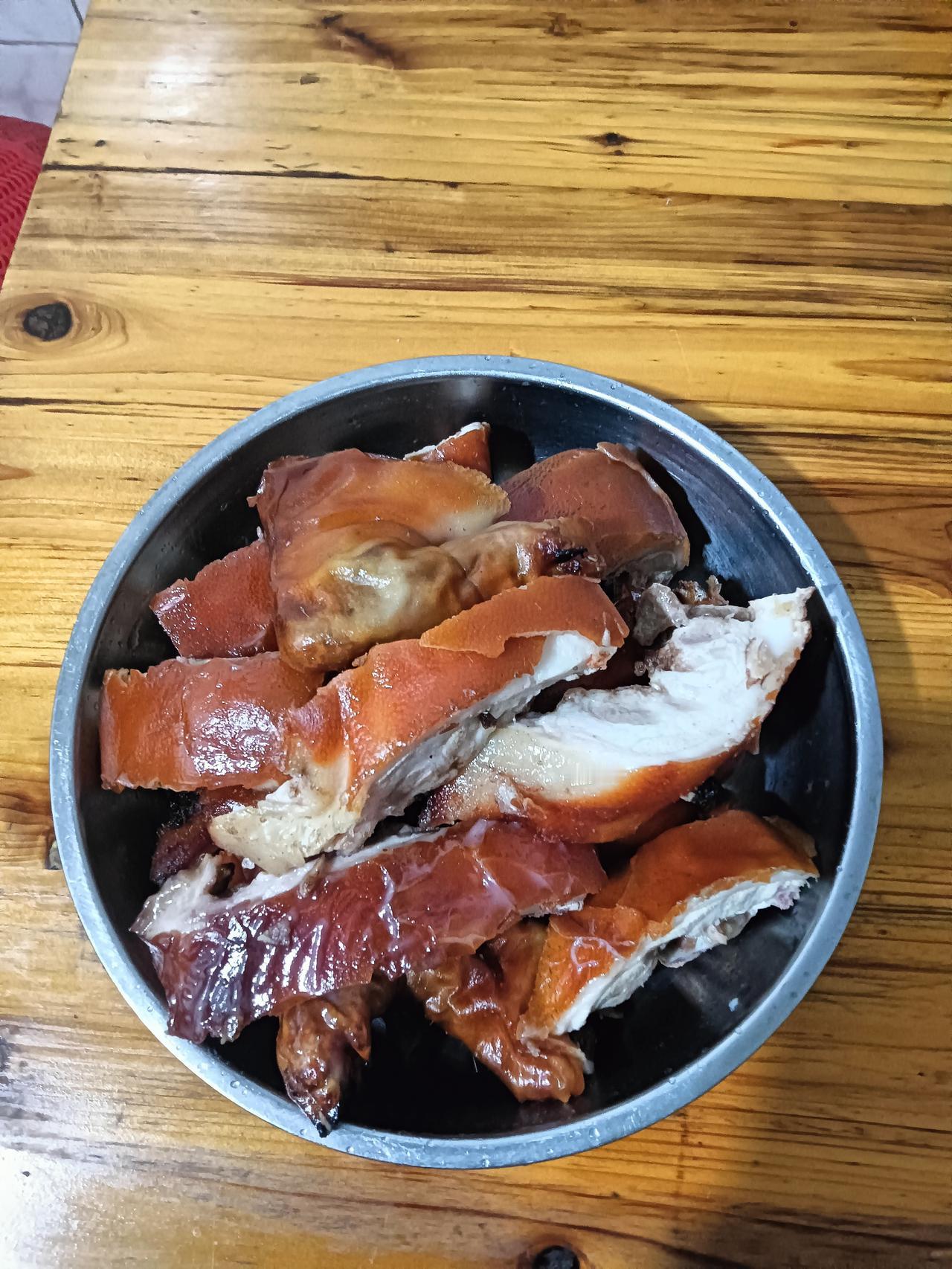 昨天有亲戚去湛江遂溪饮喜酒带回点菜品，其中有一碗当地名菜烧乳猪。记得两千年曾在雷