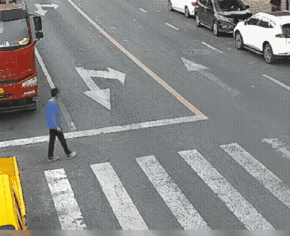 看了几遍
也没搞懂这男的是什么操作
明明都停下来了
干嘛还要再跑呢
搞不懂[捂脸