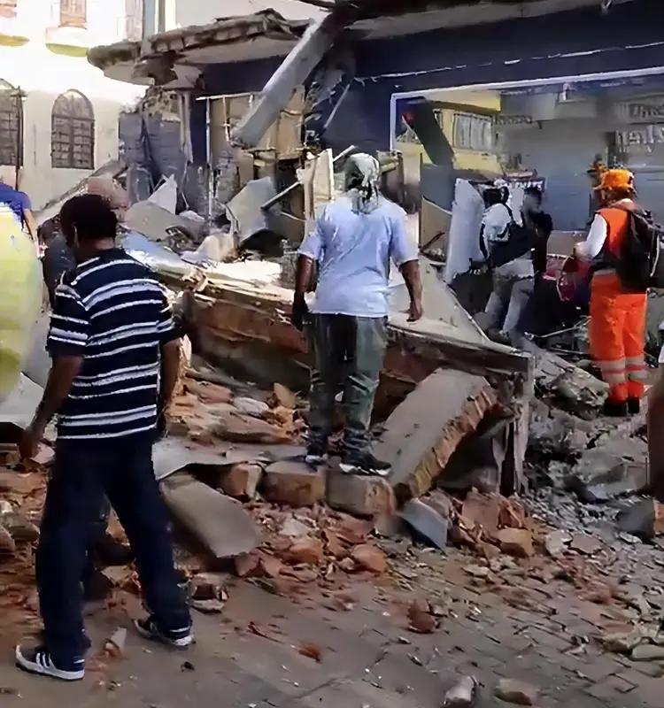据公开报道，哥伦比亚西部发生7.4级地震后，多地建筑受损，救援人员持续搜寻被困者