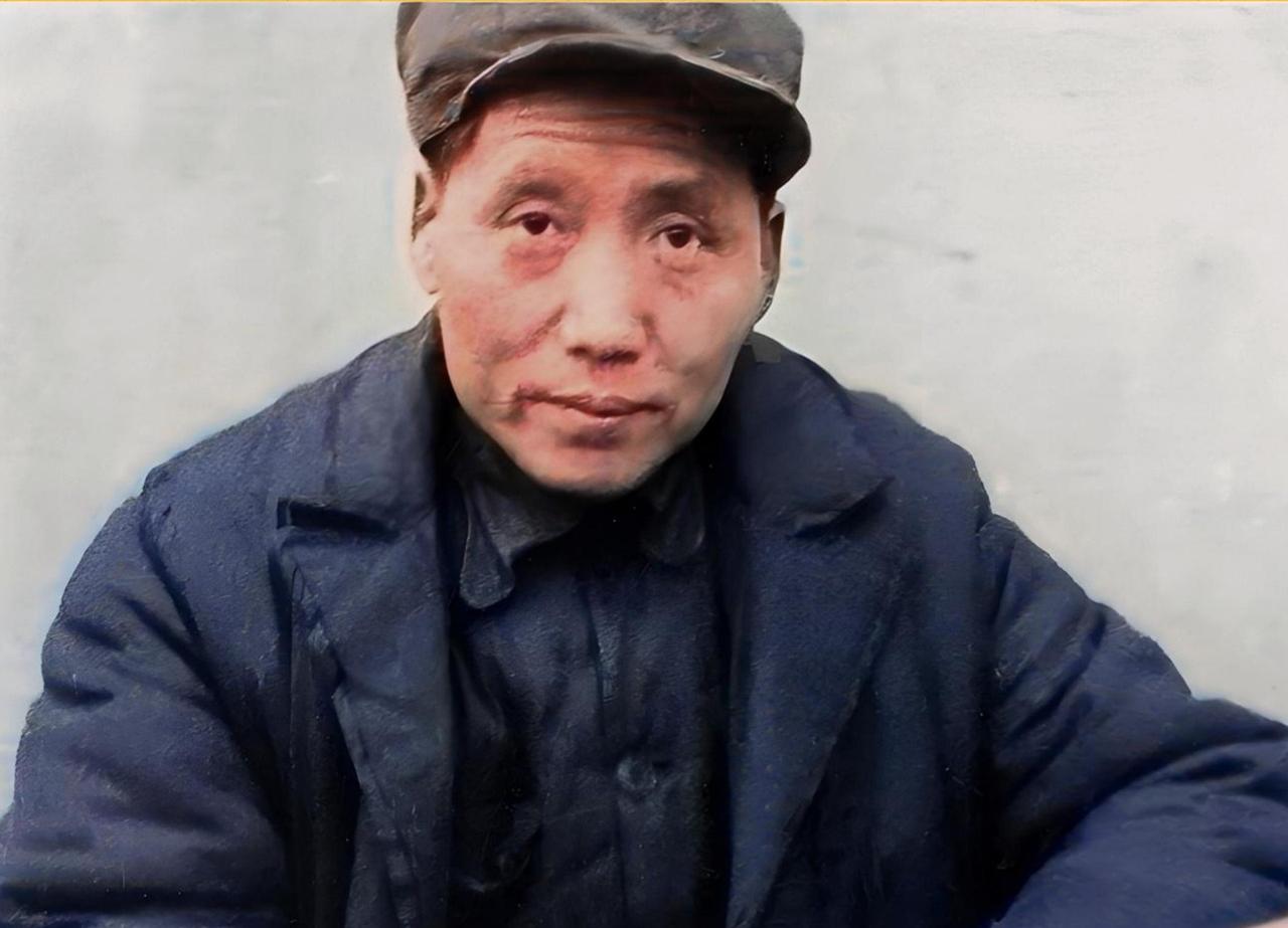 1927年底，临时中央撤销了他的政治局候补委员，次年3月被湘南特委周鲁误传开除党