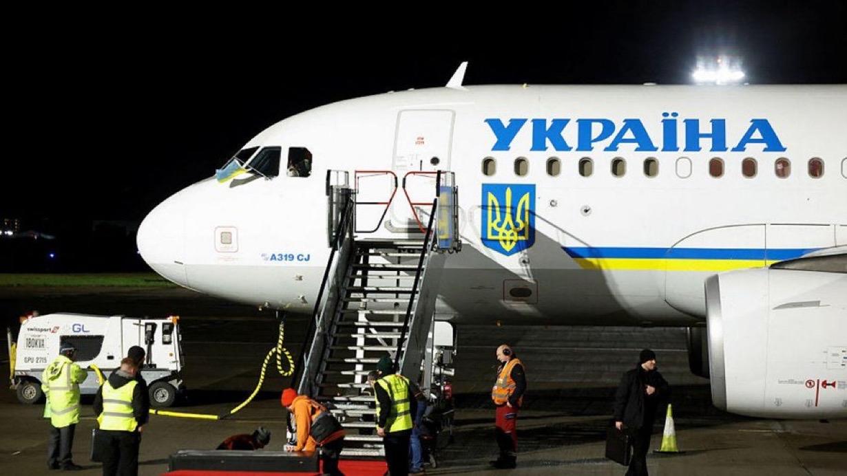 据《华尔街日报》报道，当泽连斯基的飞机从爱尔兰起飞时，有四架大型无人机正飞往都柏