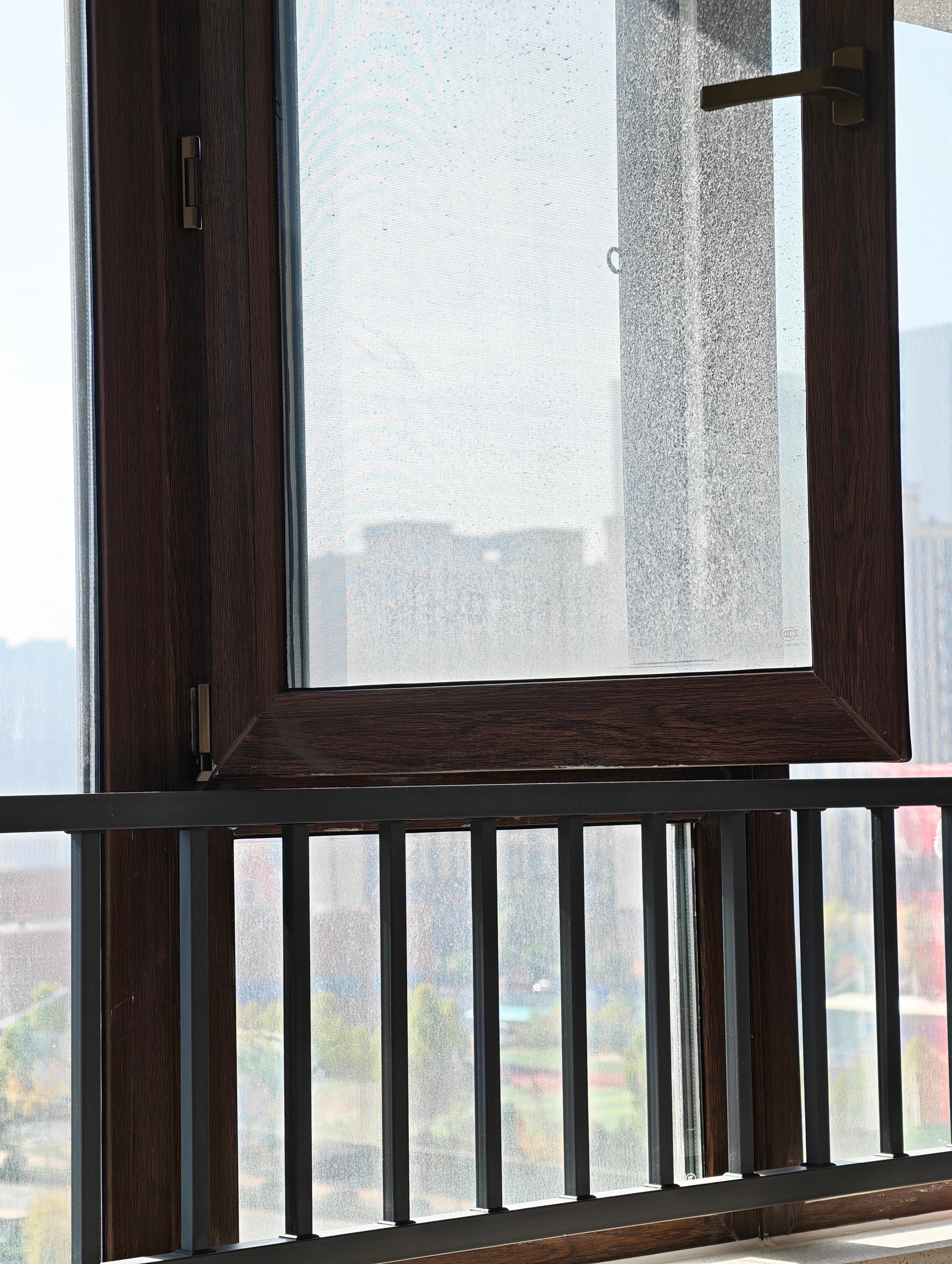 论哪怕暖气还没开，家里有多暖和。该考虑考虑今年到底续不续暖气，去年是热惨了[允悲