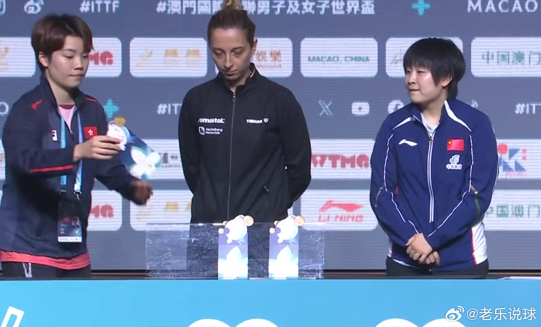 乒乓球 因为同协会避让原则覃予萱抽到了第六组但是第六组是王艺迪所以又抽了一次抽到