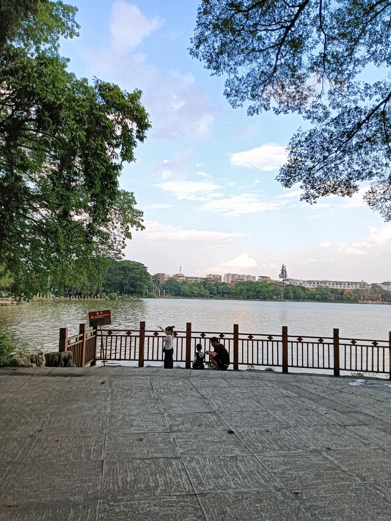 正月的贵港市东湖公园气候温暖景色宜人，漫步公园见游人如织人们纷纷踏春游玩。春天的