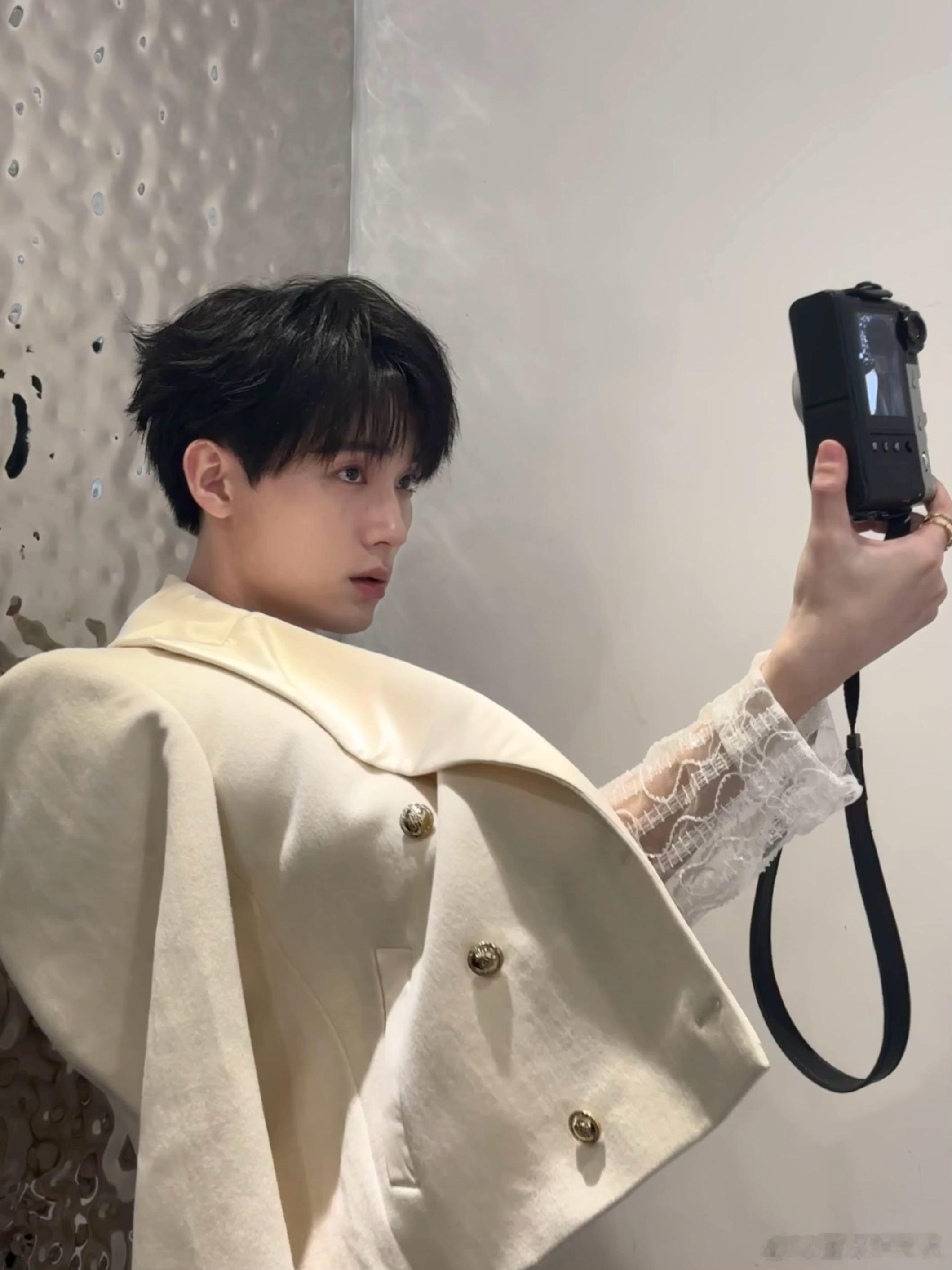 #周翊然自拍live花絮##工作室发的周翊然自拍花絮live# 周翊然的自拍li