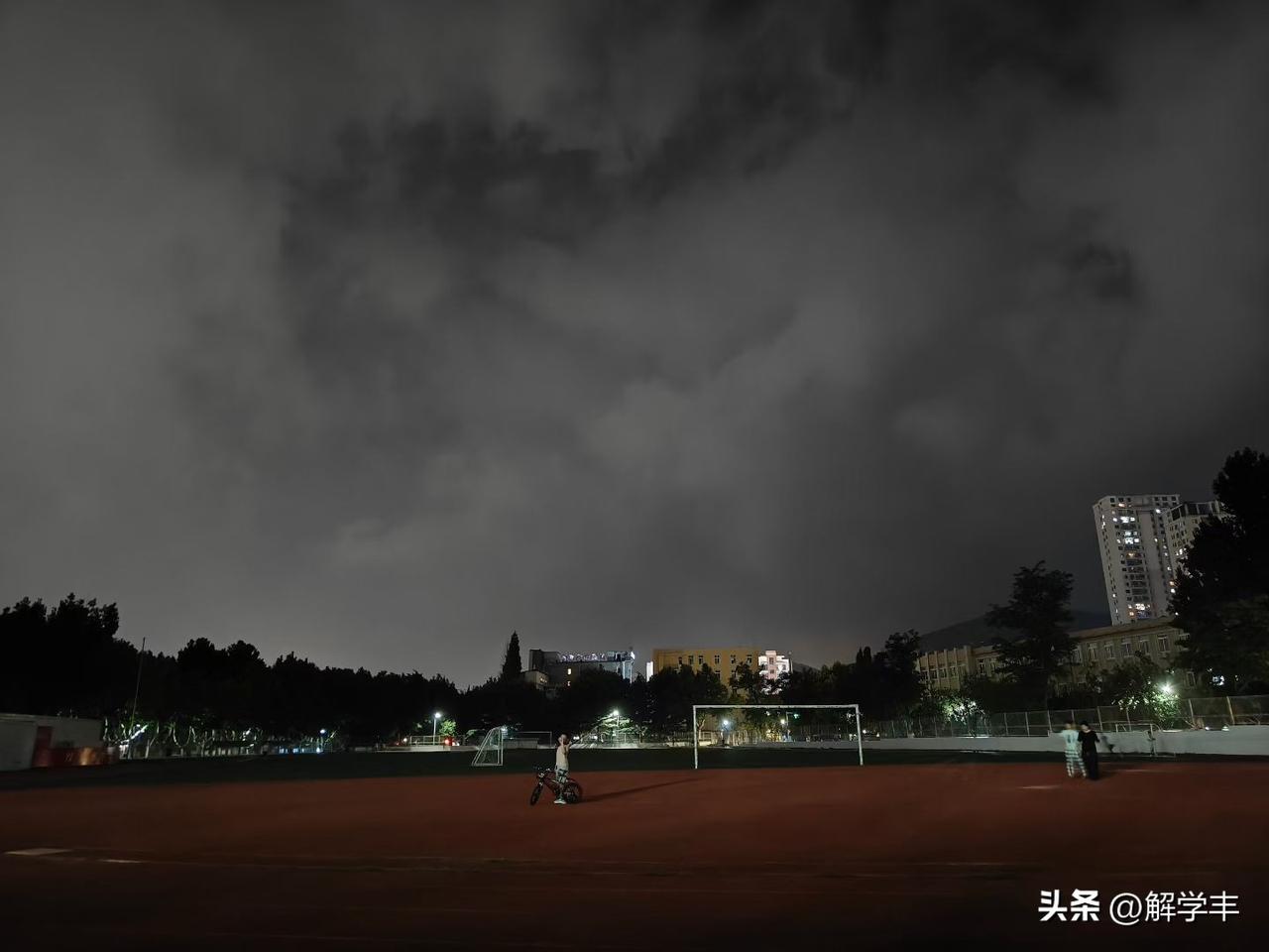 a股科技牛市已经结束了！
看科创板，创业板，月线指数走势，一目了然！
大顶形成！