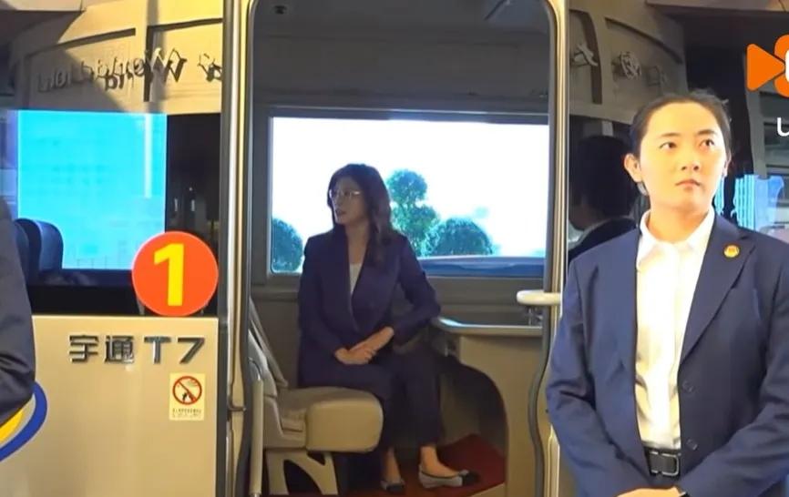 萧旭岑陪同郑丽文前往人民大会堂乘车的时候，萧旭岑笑着打招呼，萧旭岑称，崔哥辛苦啦