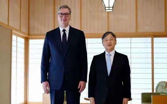 塞尔维亚总统武契奇访问日本，日本德仁天皇接见了武契奇，令人尴尬的是武契奇1米9的