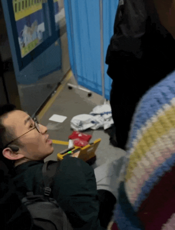 “六位英雄。”11月9日，上海地铁，一中年男子突然昏厥，摔倒在地，周围人无一人敢