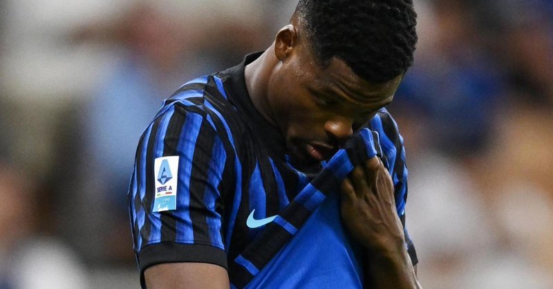 📢 据《米兰体育报》报道，国米球员邓弗里斯因伤将缺阵2-3个月。国米将重返转会