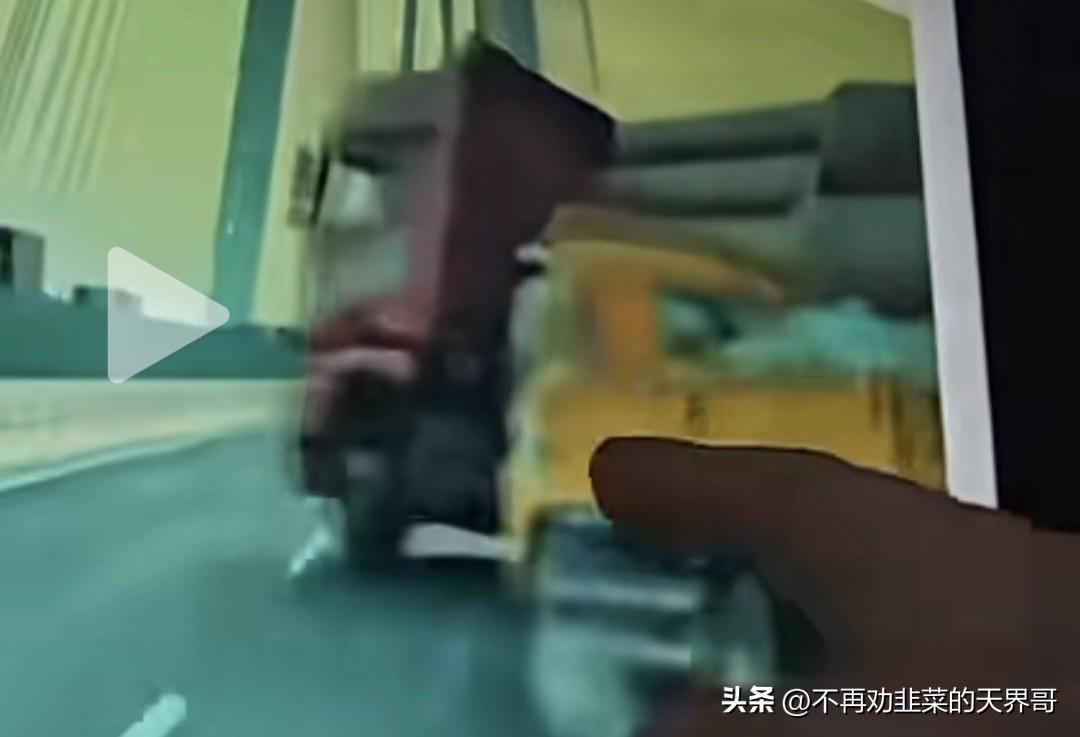 逐帧看了上海徐浦大桥车祸视频，大货车司机真的太冤枉了，大货车司机已经很努力在往右