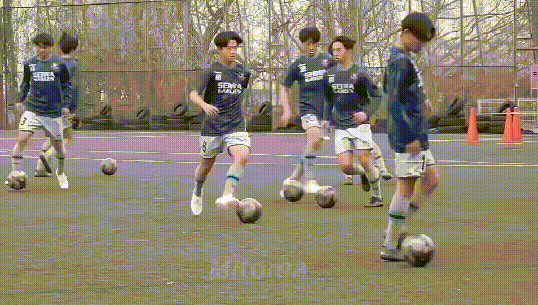 看看日本足球的高中青训训练，大家都很认真，这盘带还连续4次甩尾巴，算是教科书级的