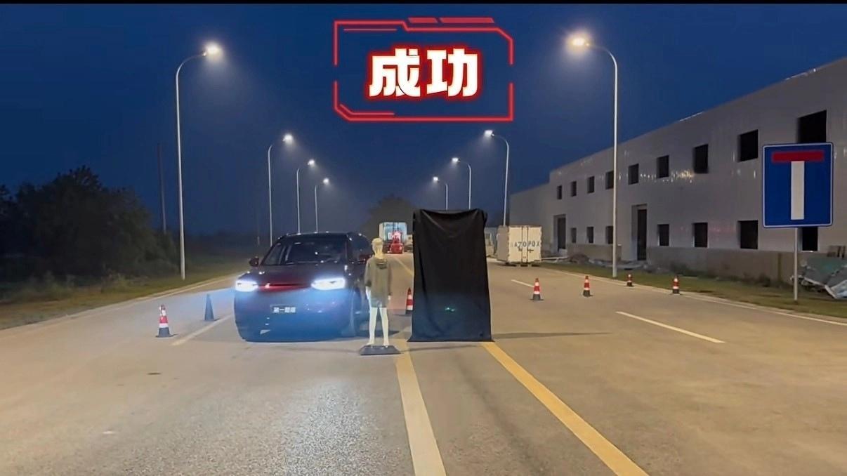 当一台车的激光雷达藏在挡风玻璃后，另一台车却在车顶顶着“小蘑菇”，还有的干脆只用