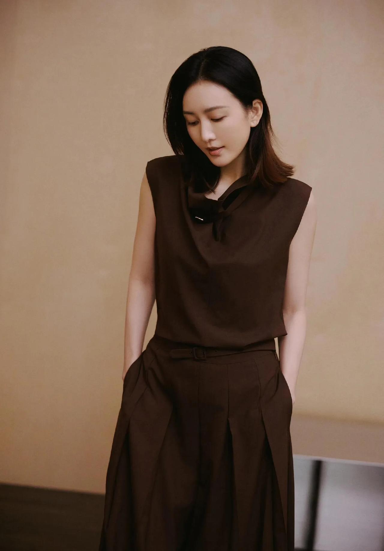 谁懂啊！王鸥这组深咖色穿搭直接封神👗
 
无袖上衣+阔腿裤的套装，简直是通勤界