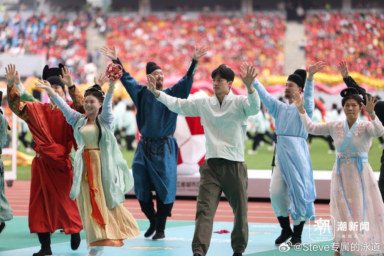 4月6日下午浙江省城市足球联赛“吴越杯”，在嘉兴市体育中心体育场揭幕。汪顺、石智