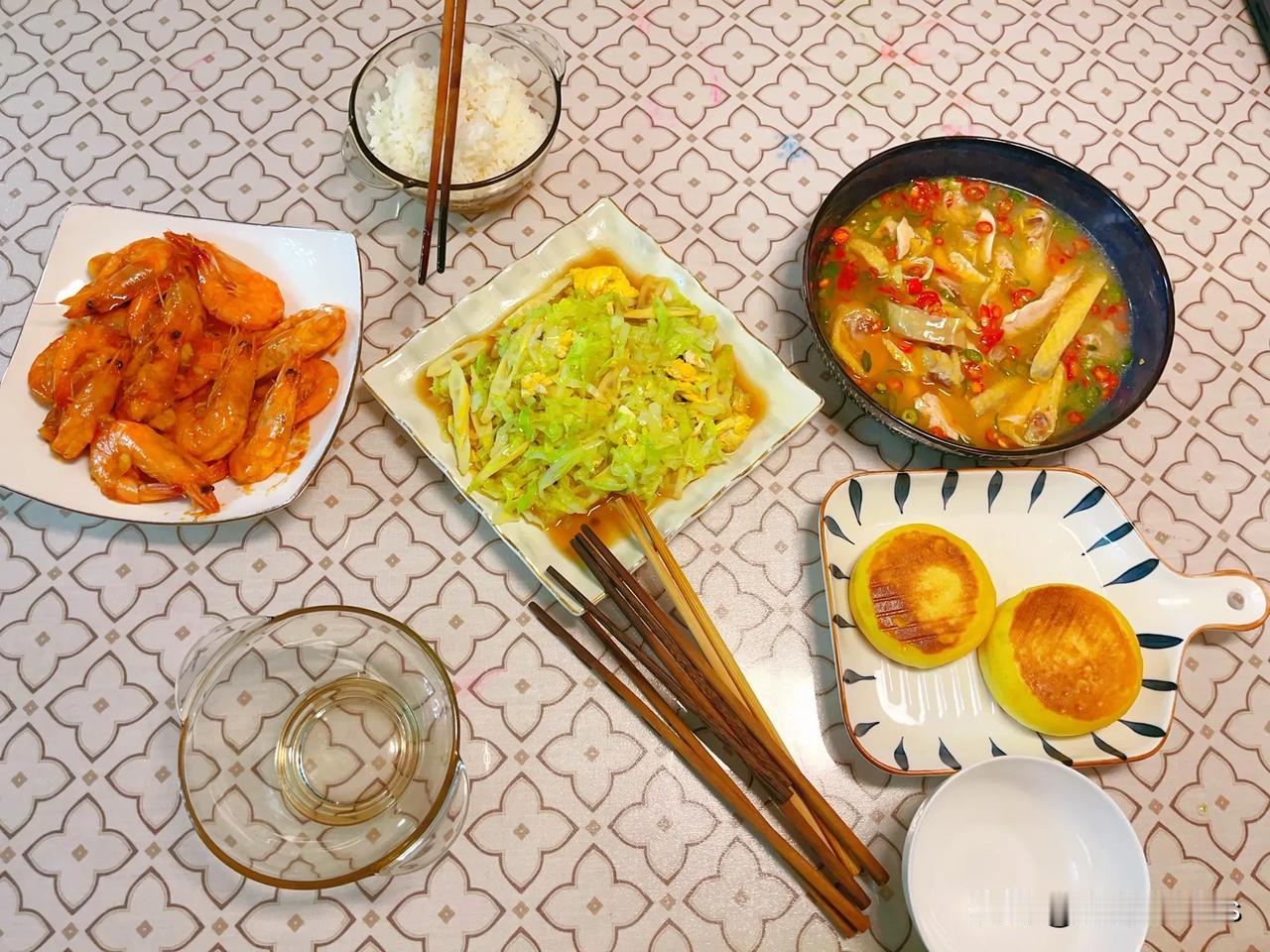 晚上炒了个番茄大虾，小象买的冰鲜虾

圆白菜买了半个月了，在冰箱放着，还能吃，把
