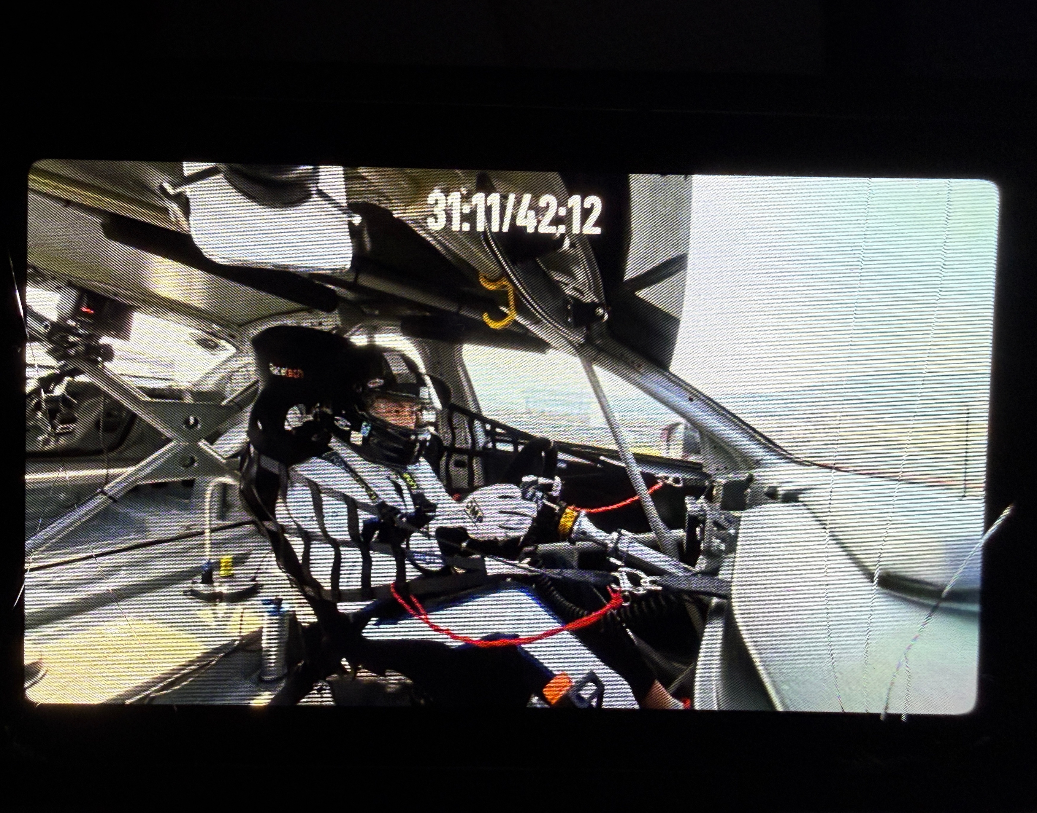 是不是挺帅的坐进驾驶舱，好像回家了...赛车