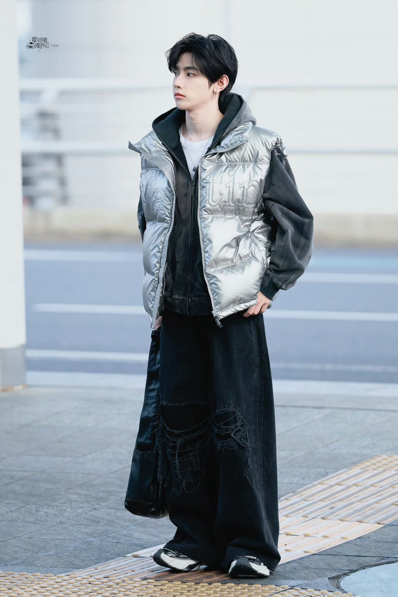 章昊出发前往北京章昊前往北京路透 期待章昊微博之夜造型，玩得开心章昊