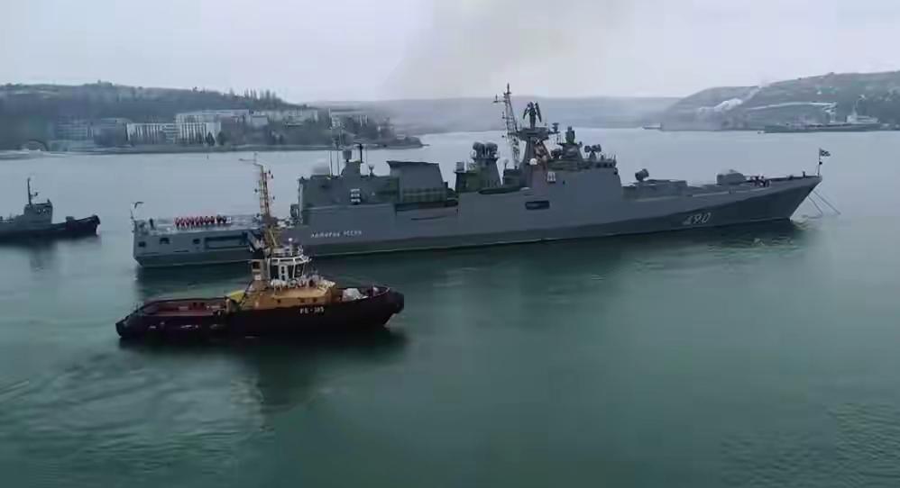 谁能想到，俄军黑海舰队的“安全避风港”，竟成了乌军的精准打击靶场！就在美伊冲突霸