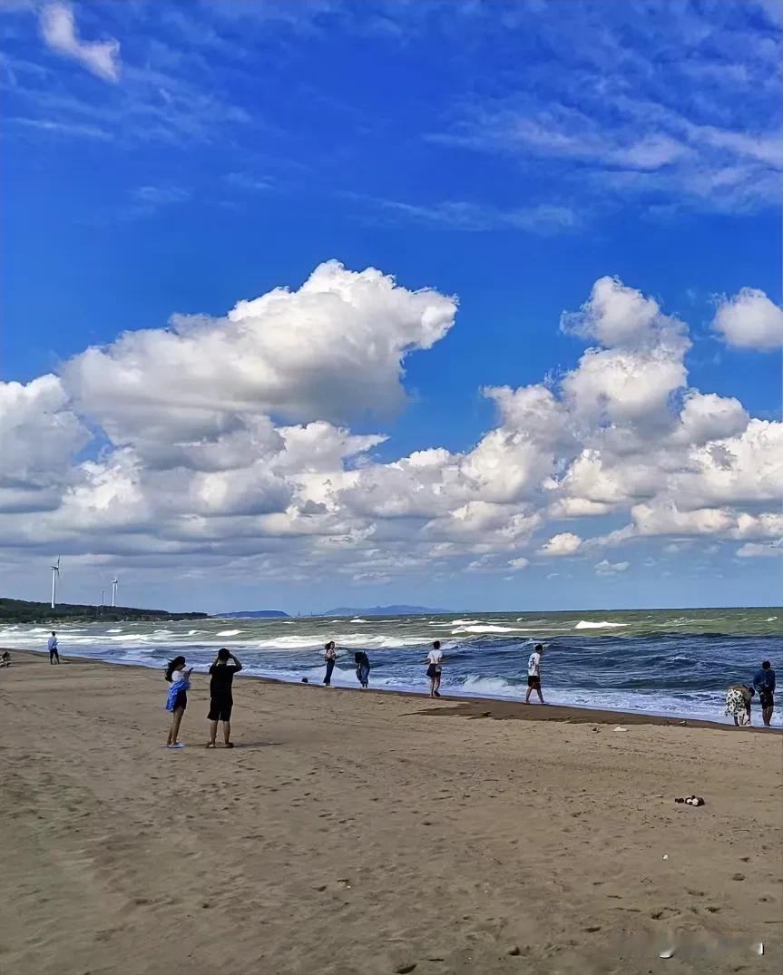 #海边上午景色# #漫步海边风景# #立秋后的海滨# 
天空中的云彩像老虎？还是