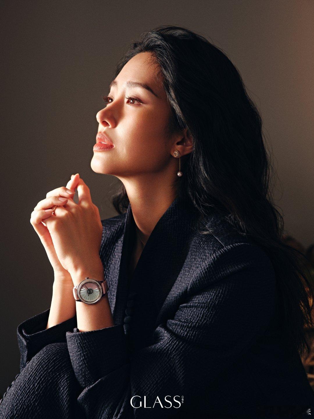 杨采钰暖光裹着叶影，帧帧漫出松弛余韵，沉而不闷，艳而不浮，这股秋意漫得人连呼吸都