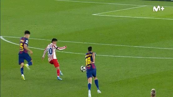 这欧冠裁判是咋回事啊？两场比赛，尺度差得也太大了！
 

巴塞罗那主场对马德里竞