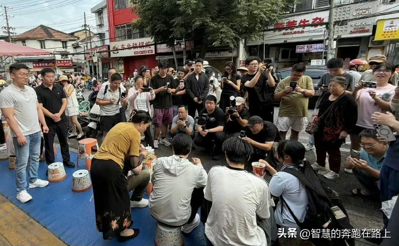 雷军一个千亿富翁出来娱乐大众已经很难得了，大众就是这样，只有失去以后才会知道珍惜