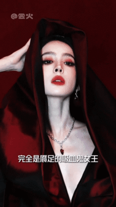 娜扎美到极致就是女鬼感 电视剧醒来娜扎剧中仰拍镜头出圈，旗袍造型搭配冷调光影，演