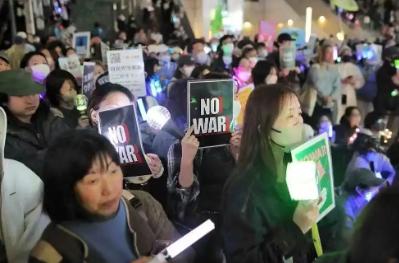 日本的戏真多：他们的民众开始举行集会高呼“中国对不起”了。为什么说这是戏呢？因为