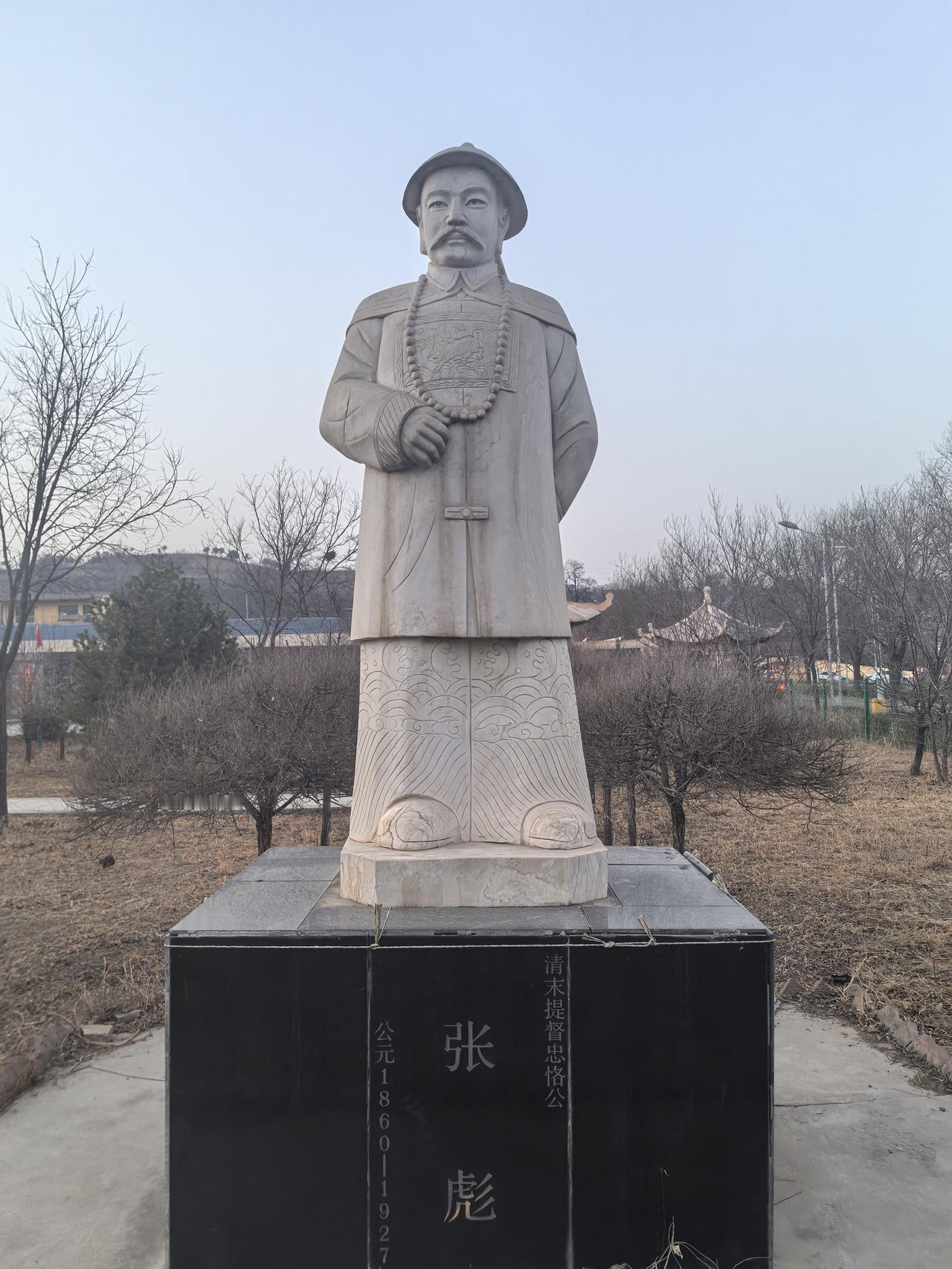 晋中市榆次区乌金山镇西左付村坐落在美丽的凤栖湖边，村子里有一尊名人雕像——张彪！