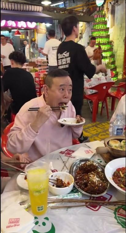 我真是服了！潘长江老师无时无刻不在耍宝，吃顿饭也吃出了表情包！
网友:你老人家慢
