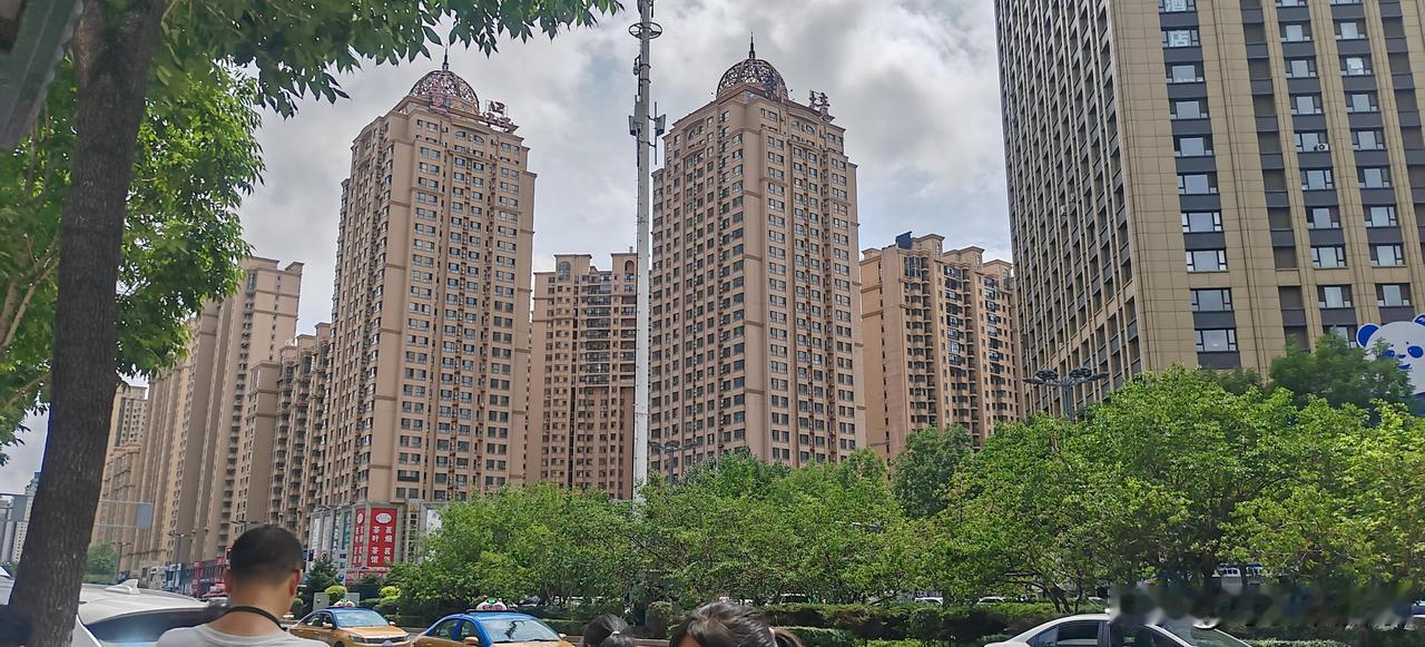 懒得远行扎堆旅游，宅家吹着风扇追剧，傍晚下楼散散步，路边小摊撸点小吃，简单又惬意