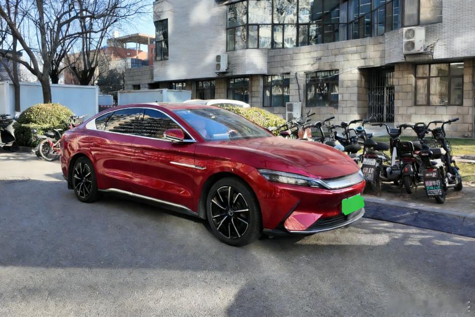 比亚迪成高知人群用车首选 跑过这么多高校我是真发现了，现在校园里比亚迪的能见度高