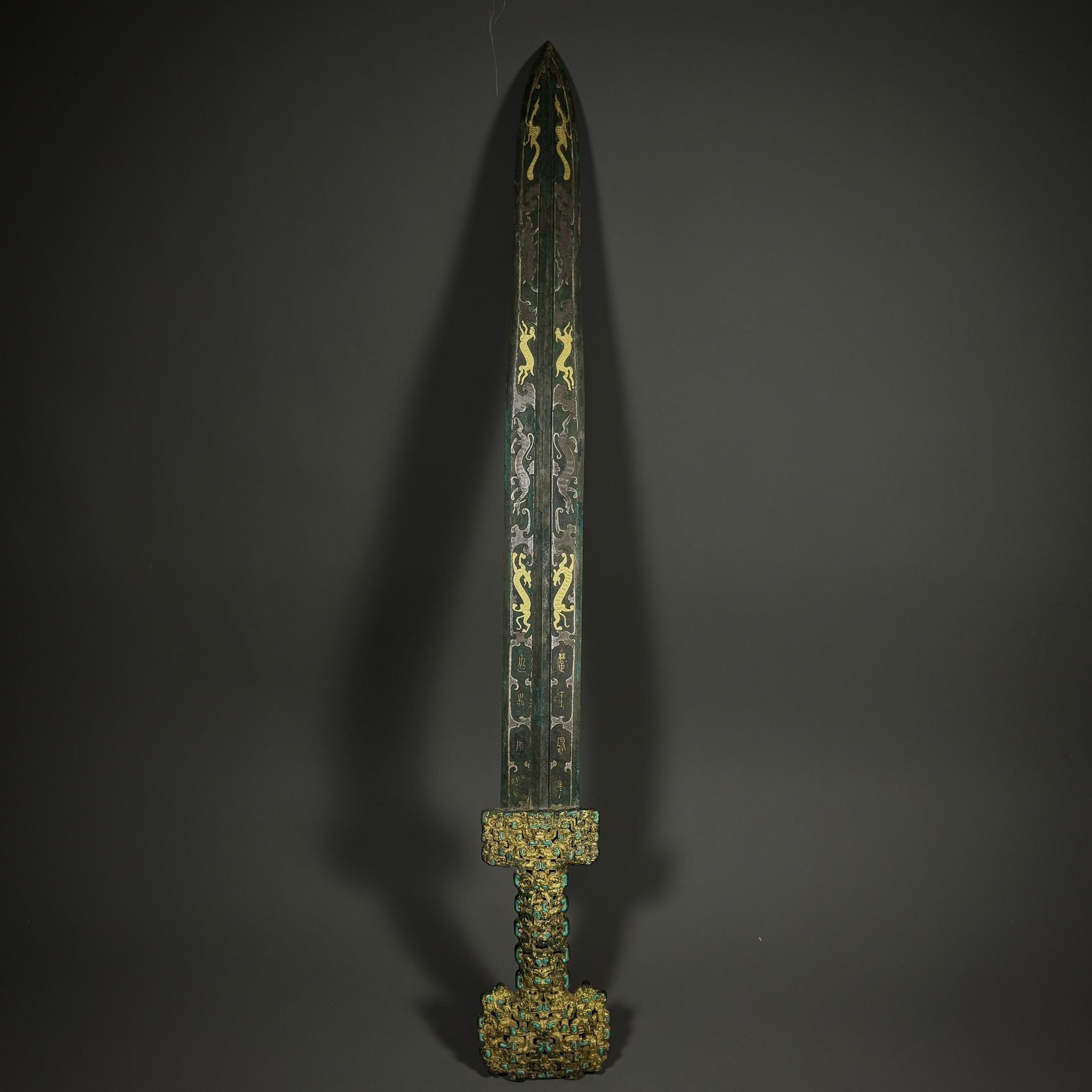 青铜错金银剑。青铜剑是古代贵族与战士佩带的用以格斗击刺的兵器，通身错金...