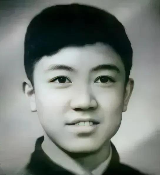 他年轻时长得萌萌的，好可爱哟！20年前他在电视剧中饰演的经典形象，人们至今还在津