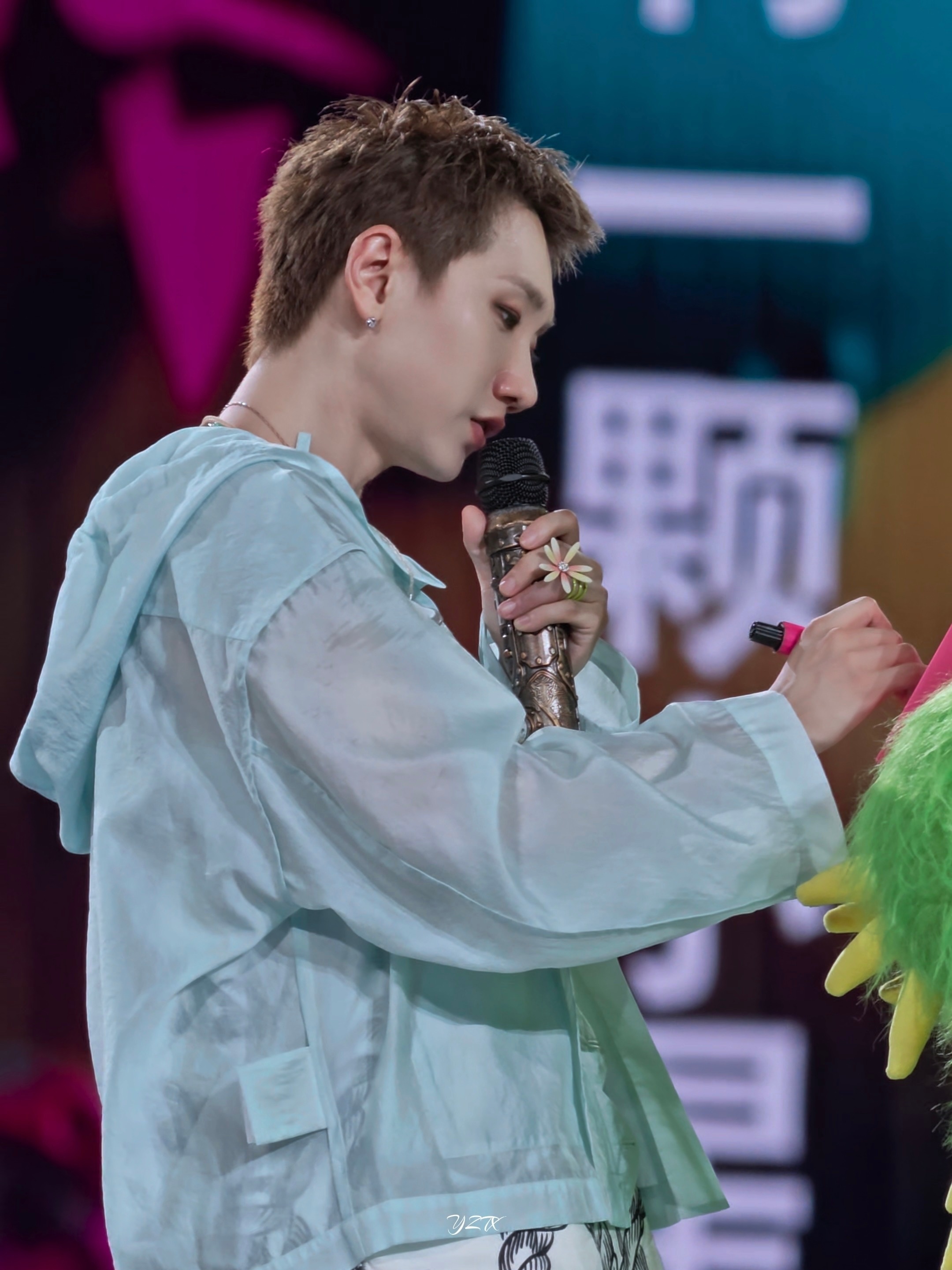 孩儿衣服是不是穿反了 哈哈哈好可爱 我们就是fashion界的领头羊~ 