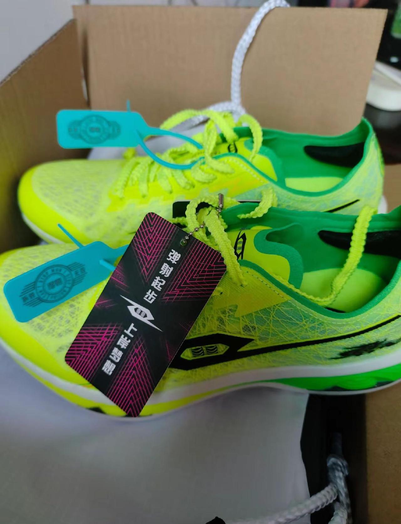 这次小少爷考的小升初妈妈很满意，给宝贝奖励一双鞋子，这双鞋子我要上几天班才能买到