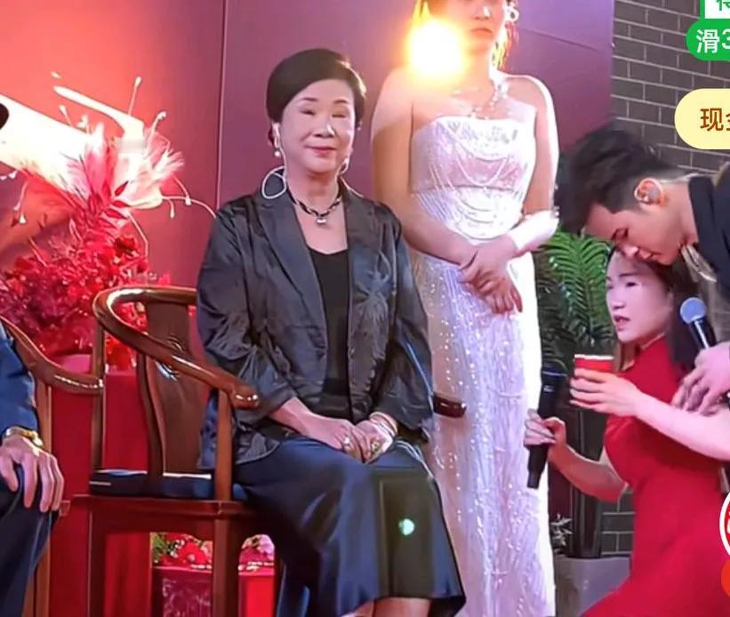 新媳妇给婆婆敬茶，惨遭无视，媳妇跪在地上给婆婆敬茶，
婆婆正眼都不瞧一下，
也不