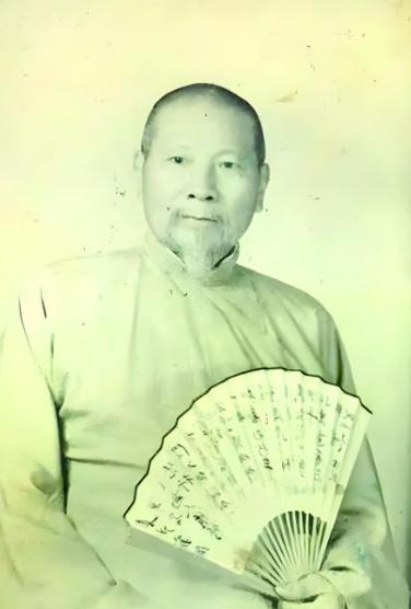 民国时期有个算命先生，给自己批过命，从七岁丧母一直批到七十一岁。他写道：“七十一
