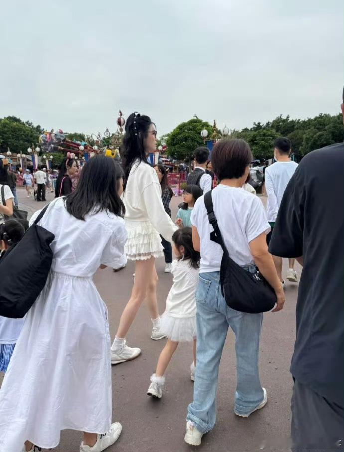 奚梦瑶带女儿逛迪士尼奚梦瑶女儿的腿长奚梦瑶带女儿逛迪士尼，哇塞， ​​​