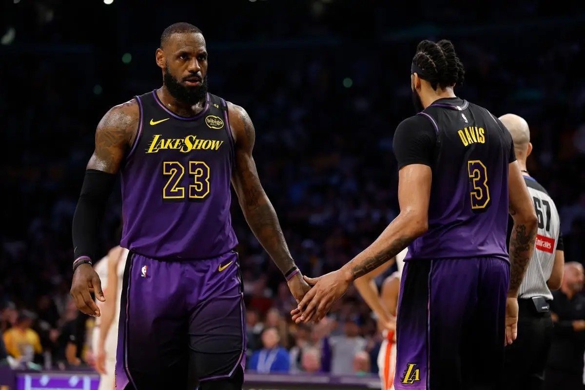 金州的小学生都喜欢詹姆斯，老詹赛前与少年篮球队击掌，小球员们兴奋尖叫。  