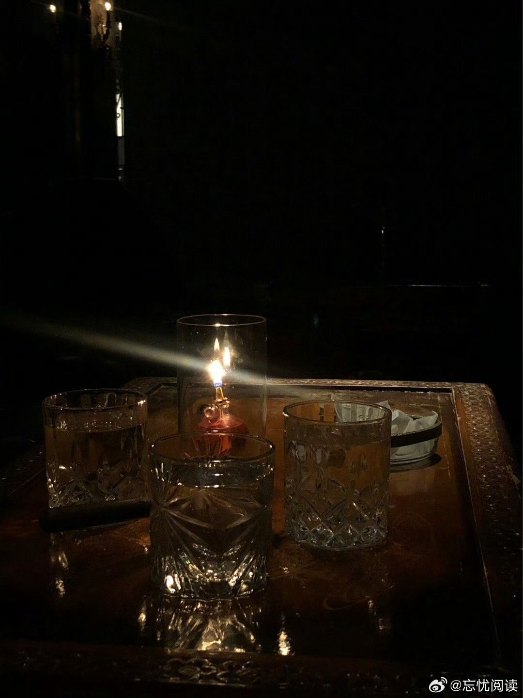 一个人在家看电视并不算寂寞，苍白地坐在话不投机人群之中，才真正凄清。——亦舒《随