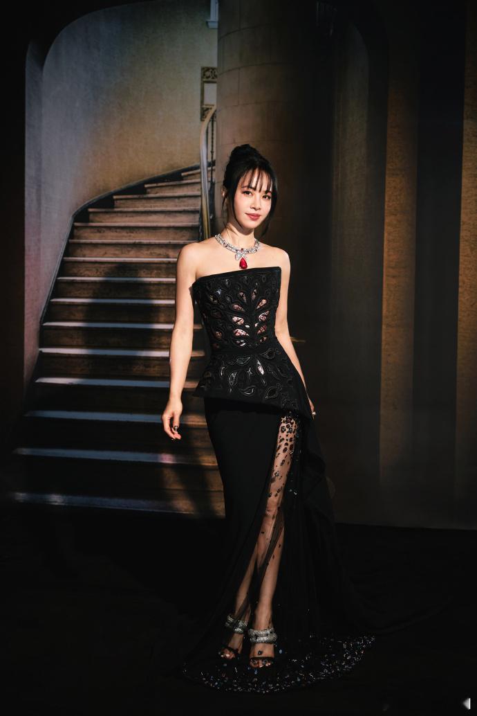 蔡依林灵蛇女王驾到蔡依林亮相 BVLGARI 宝格丽活动，灵蛇女王气场直接登场，